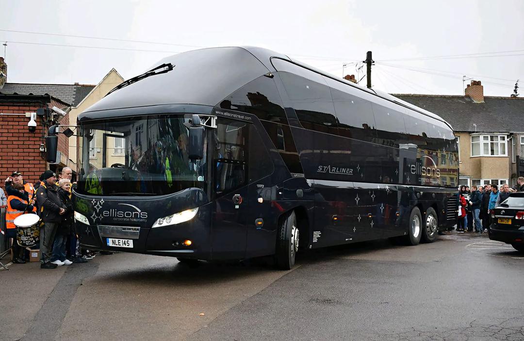 Ehemaliger Torhüter von Borussia Dortmund schenkt dem Verein einen 2-Millionen-Euro-Bus als Zeichen seiner Dankbarkeit