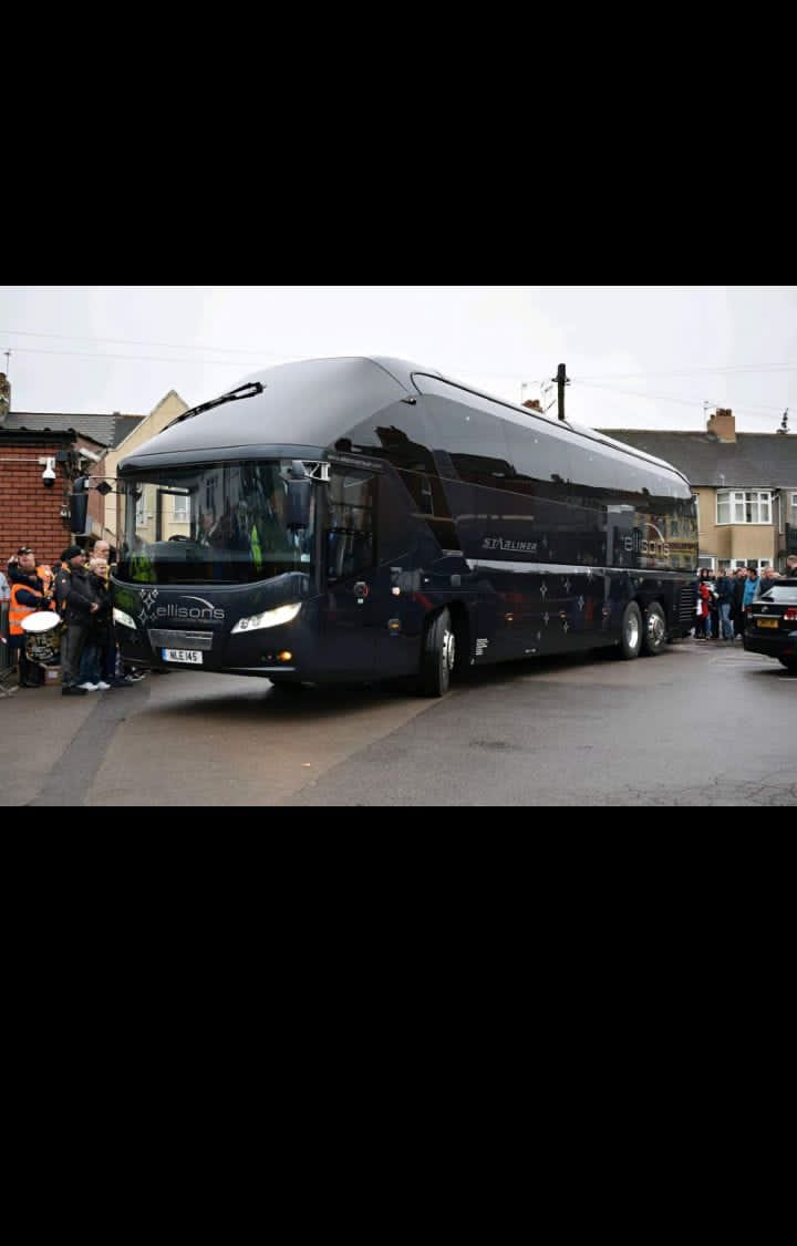 Ehemaliger Aston-Villa-Kapitän schenkt dem Verein einen Luxus-Teambus im Wert von 2 Millionen Euro