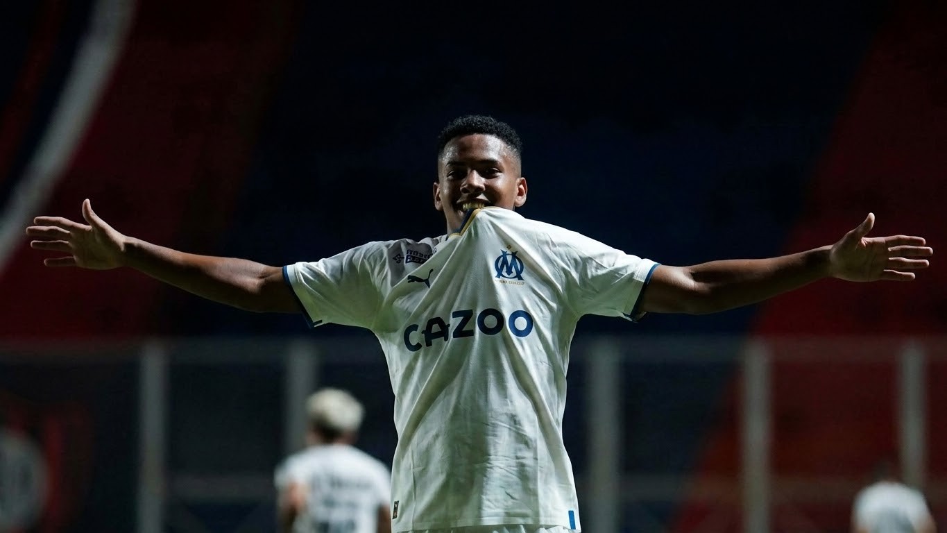 TRANSACTION CONFIRMÉE : L’Olympique de Marseille annonce officiellement l’arrivée de son nouvel attaquant, Angelo Gabriel… Voir plus